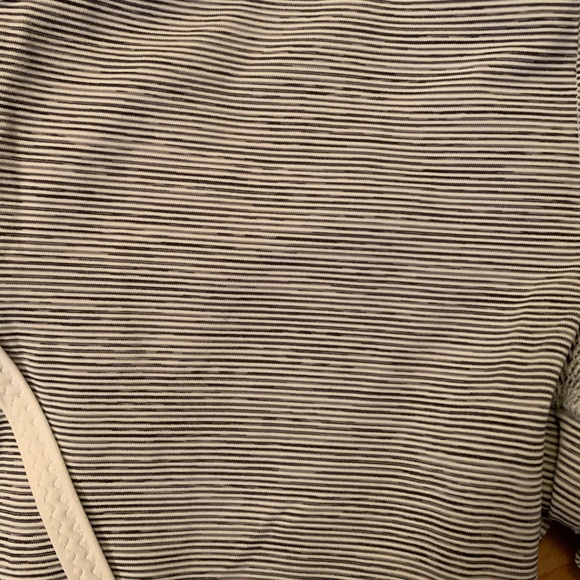 Beautiful Cropped Lululemon Leggings Size 2 - Picture 3 of 7